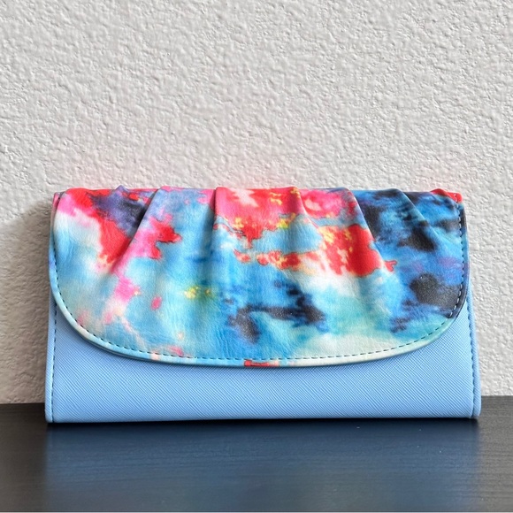 NWOT. Kenneth Cole Reaction Women's Blue Multi Splash Print Clutch Wallet - Picture 1 of 9